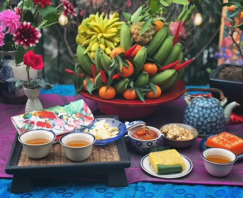 Hình ảnh chuẩn bị lễ vật và đồ dùng để bao sái bát hương cuối năm, thể hiện sự cẩn thận và chu đáo trong nghi thức.